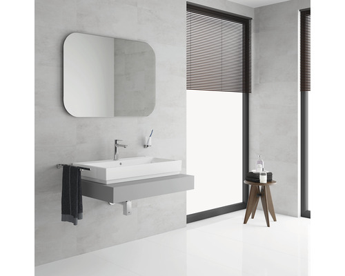 Moderní koupelna s umyvadlem, zrcadlem a oknem