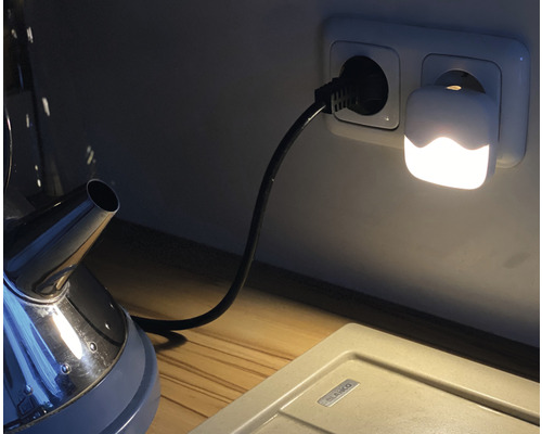 Zásuvkové světlo v kuchyni vedle konvice a dřezu