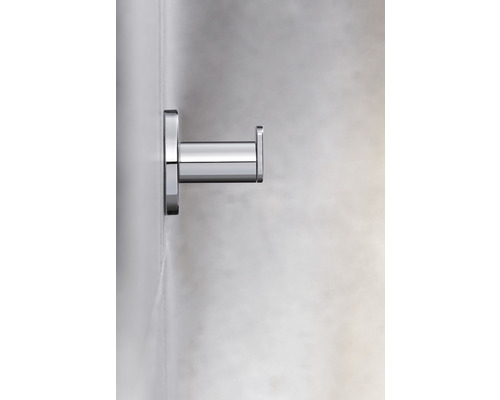 Kovový nástěnný háček v koupelně