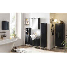 Koupelna s vanou, umyvadlem, zrcadlovou skříňkou, vysokou skříňkou a závěsnou skříňkou v černé barvě se zlatými akcenty