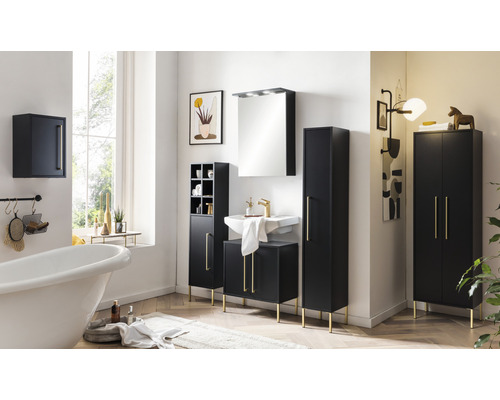 Koupelna s vanou, umyvadlem, zrcadlovou skříňkou, vysokou skříňkou a závěsnou skříňkou v černé barvě se zlatými akcenty