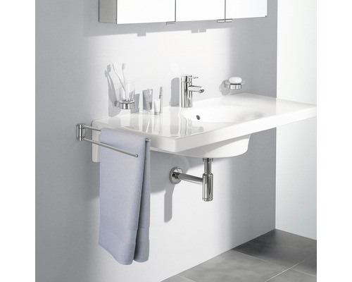 Moderní koupelna s umyvadlem, baterií, držákem na ručníky a koupelnovými doplňky