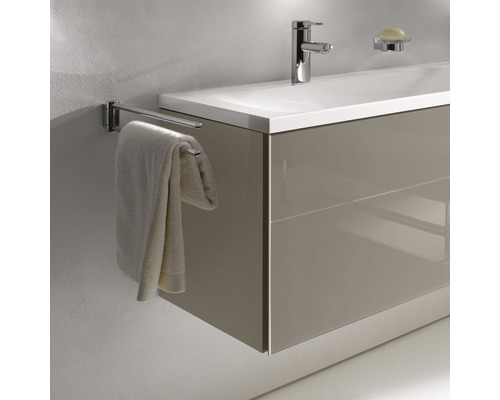 Umyvadlo s držákem na ručníky a ručníkem