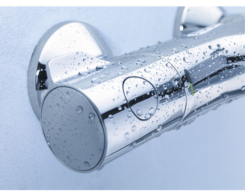 Detail vodovodní baterie s kapkami vody