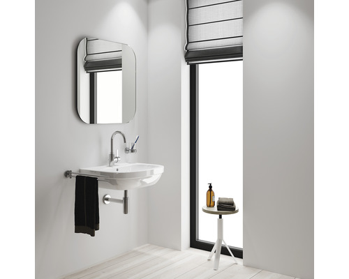 Koupelna s umyvadlem, zrcadlem, držákem na ručníky a stoličkou