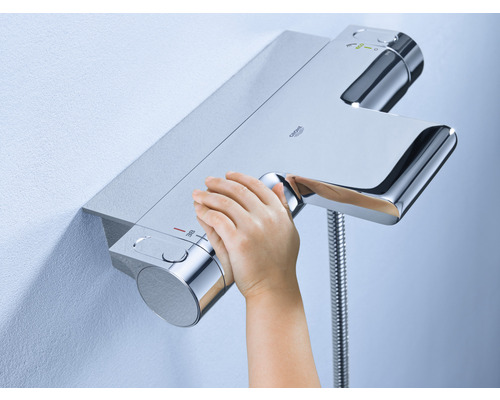 Termostatická baterie Grohe s rukou, instalovaná v koupelně