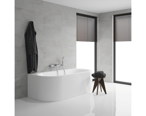 Koupelna s vanou, ručníky a žaluziemi do oken