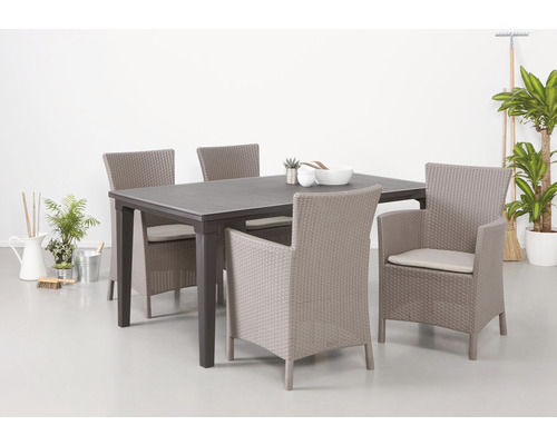 Zahradní stůl se šesti ratanovými křesly a polštáři