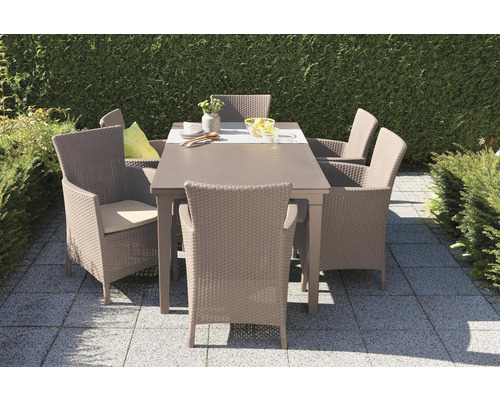 Zahradní scéna s jídelním stolem a židlemi z polyratanu pro šest osob