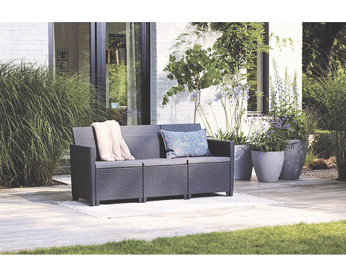 Zahradní nábytek sedací souprava na terase s polštáři a dekou