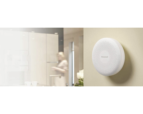 Logo Honeywell hlásič kouře na zdi v místnosti
