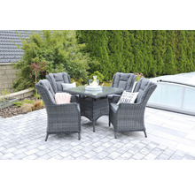 Zahradní sedací souprava s ratanovými křesly a čtvercovým stolem na terase