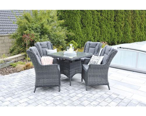 Zahradní sedací souprava s ratanovými křesly a čtvercovým stolem na terase