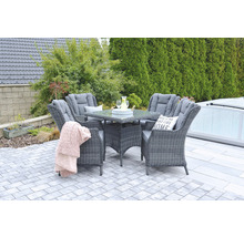 Zahradní nábytek se stolem a čtyřmi židlemi na terase