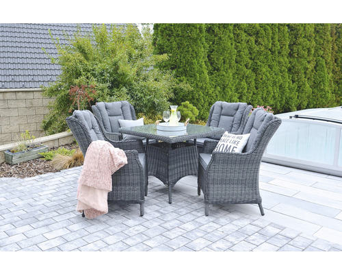 Zahradní nábytek se stolem a čtyřmi židlemi na terase