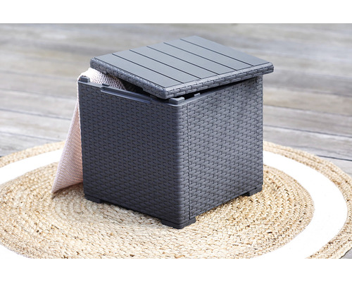 Šedá zahradní stolička s úložným prostorem a dekou