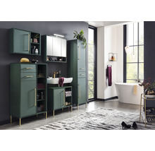 Koupelna s umyvadlem, zrcadlovou skříňkou, vysokou skříňkou a spodní skříňkou v zelené barvě se zlatými úchyty a nožičkami