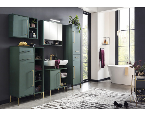 Koupelna s umyvadlem, zrcadlovou skříňkou, vysokou skříňkou a spodní skříňkou v zelené barvě se zlatými úchyty a nožičkami