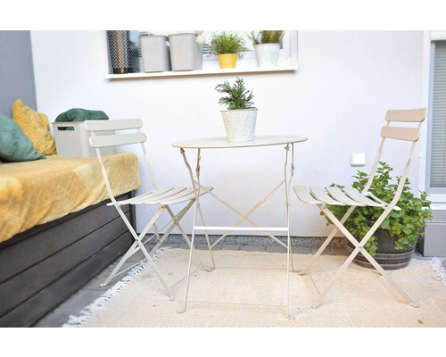 Balkónová scéna se zahradním stolem a dvěma židlemi