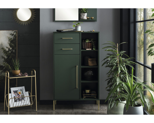 Scéna se zelenou skříňkou se zásuvkami a policemi, zlatými úchyty a nohami a dekorativními předměty.