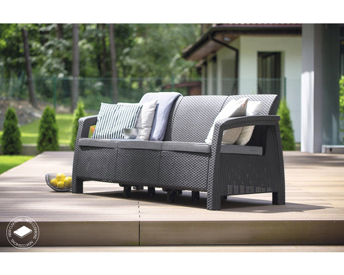 Třímístná zahradní pohovka s polštáři na dřevěné terase