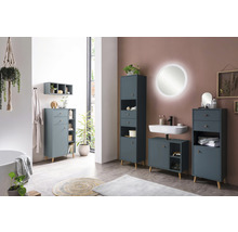 Koupelna s umyvadlem, zrcadlovou skříňkou, spodní skříňkou, vysokou skříňkou a závěsnou policí