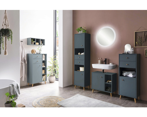 Koupelna s umyvadlem, zrcadlovou skříňkou, spodní skříňkou, vysokou skříňkou a závěsnou policí