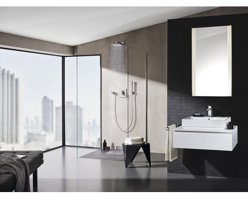 Moderní koupelna se sprchou, umyvadlem a zrcadlem