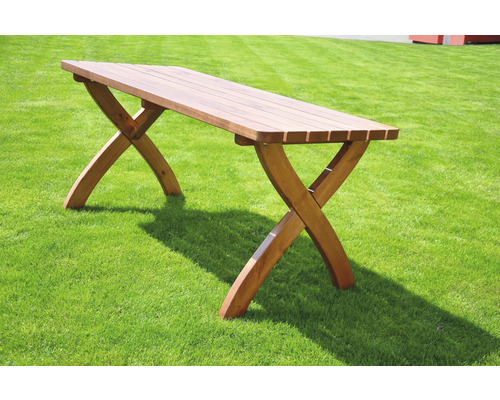 Dřevěný zahradní stůl s rámem ve tvaru X na trávníku