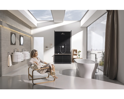 Koupelna s vanou, sprchou a umyvadly ve světlém provedení