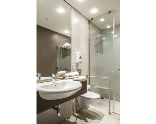 Koupelna s umyvadlem, toaletou a sprchou se skleněnými dveřmi