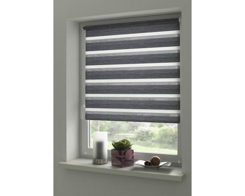 Okno s šedo-bílým pruhovaným dvojitým roletou pro stínění