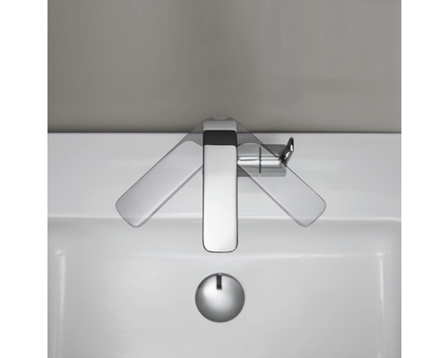 Fotografie umyvadla s vodovodní baterií, která má otočné ovládací prvky