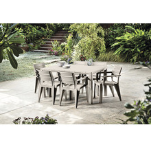 Čtvercový zahradní stůl s osmi židlemi na terase se zahradou