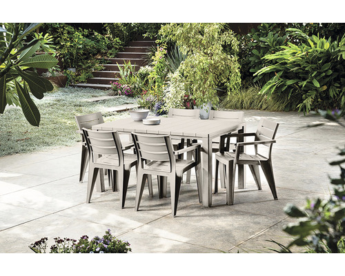 Čtvercový zahradní stůl s osmi židlemi na terase se zahradou