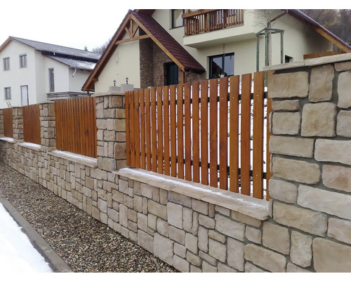 Vnější pohled na zahradní plot z dřeva a kamene