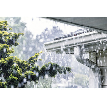 Dešťová voda teče ze střechy do okapu