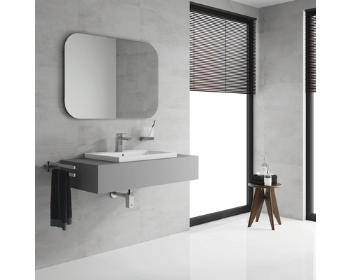 Koupelna s umyvadlovou skříňkou, zrcadlem a okenními žaluziemi