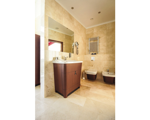 Koupelna s umyvadlem, zrcadlem, ohřívačem ručníků, toaletou a bidetem