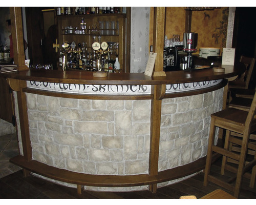 Bar s kamenným obkladem a dřevěnými prvky