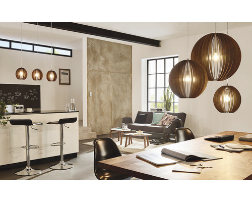 Světlý obývací pokoj s barem, pohovkou a dřevěnými závěsnými svítidly