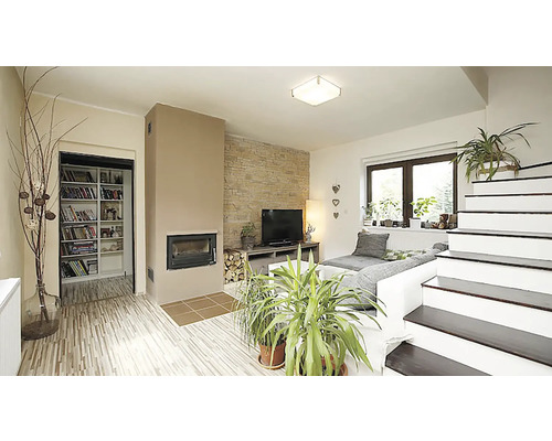 Světlý obývací pokoj s krbem, schodištěm a knihovnou