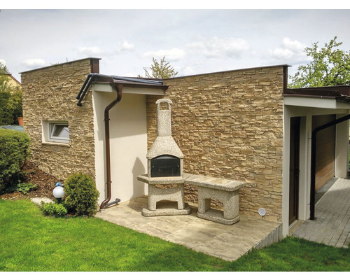 Exteriér s grilovacím krbem, lavičkou a kamenným obkladem stěn