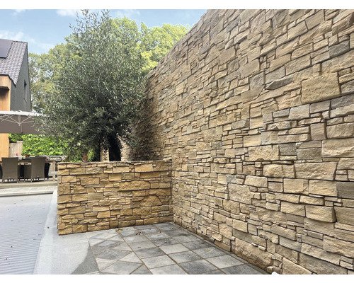 Exteriér s kamennou zdí a květináčem z přírodního kamene