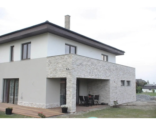 Exteriér dvoupodlažního domu s kamennou fasádou, terasou a dřevěnou podlahou