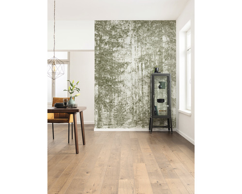 Světlá místnost s dřevěnou podlahou, jídelním stolem a vzorovanou tapetou