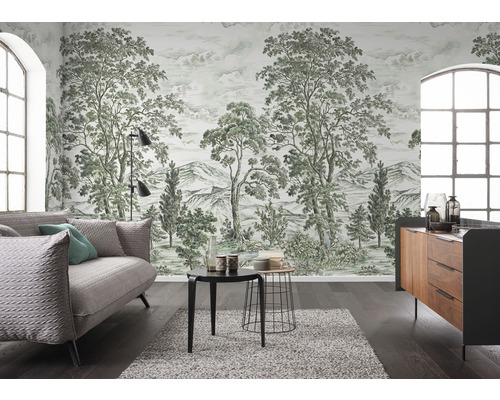 Světlý obývací pokoj s tapetou se vzorem, pohovkou a komodou