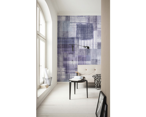 Světlá místnost s tapetou se vzorem, pohovkou a lampou