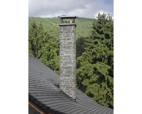 Zděný komín na střeše domu