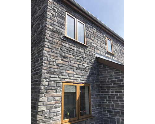 Vnější pohled na dům s okny a fasádou z přírodního kamene